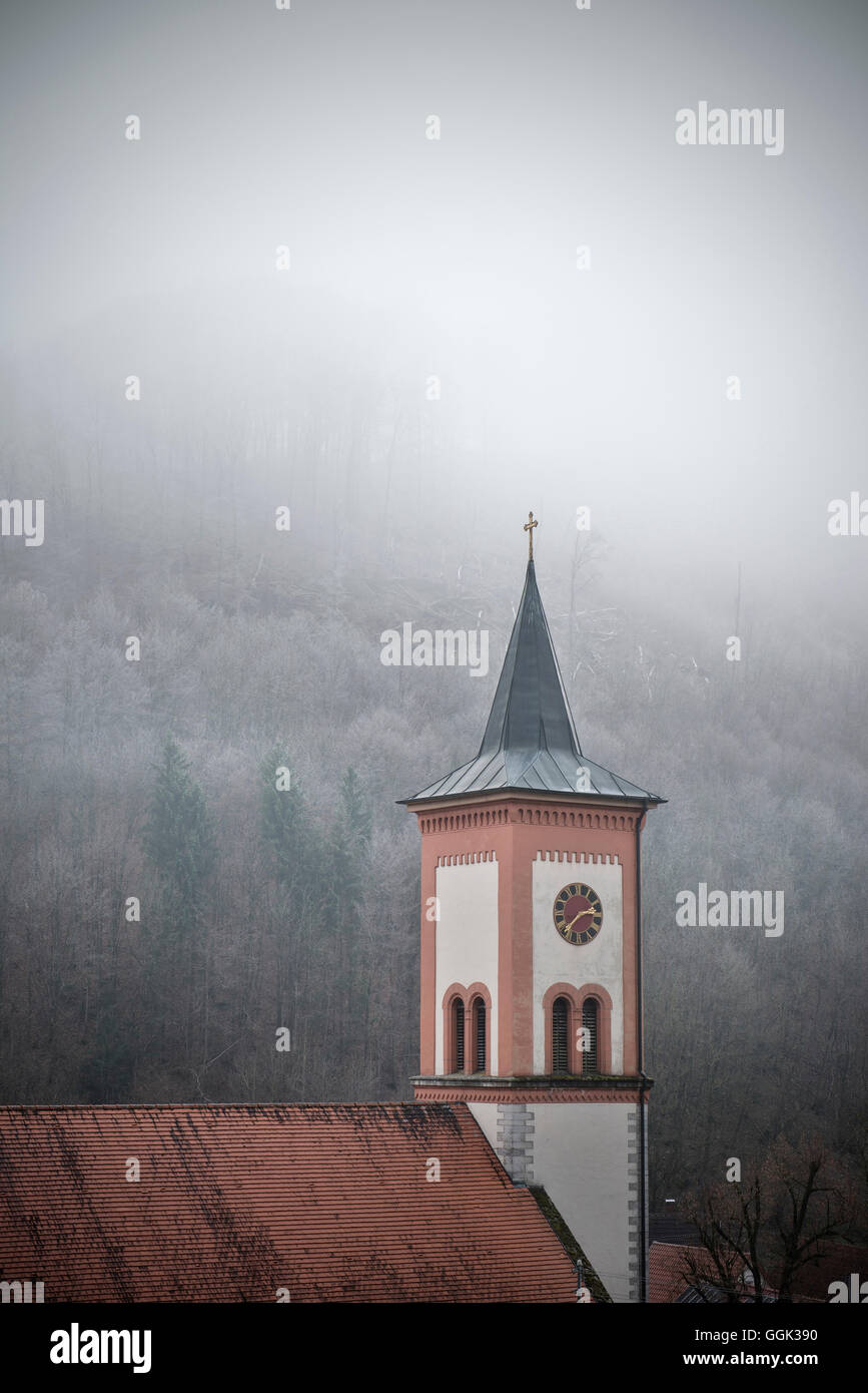 Église du village entouré de givre et de brouillard, près de Schelklingen près de Blaubeuren, vallée de l'Schmiech Baden-Wuer, Alp, Souabe Banque D'Images