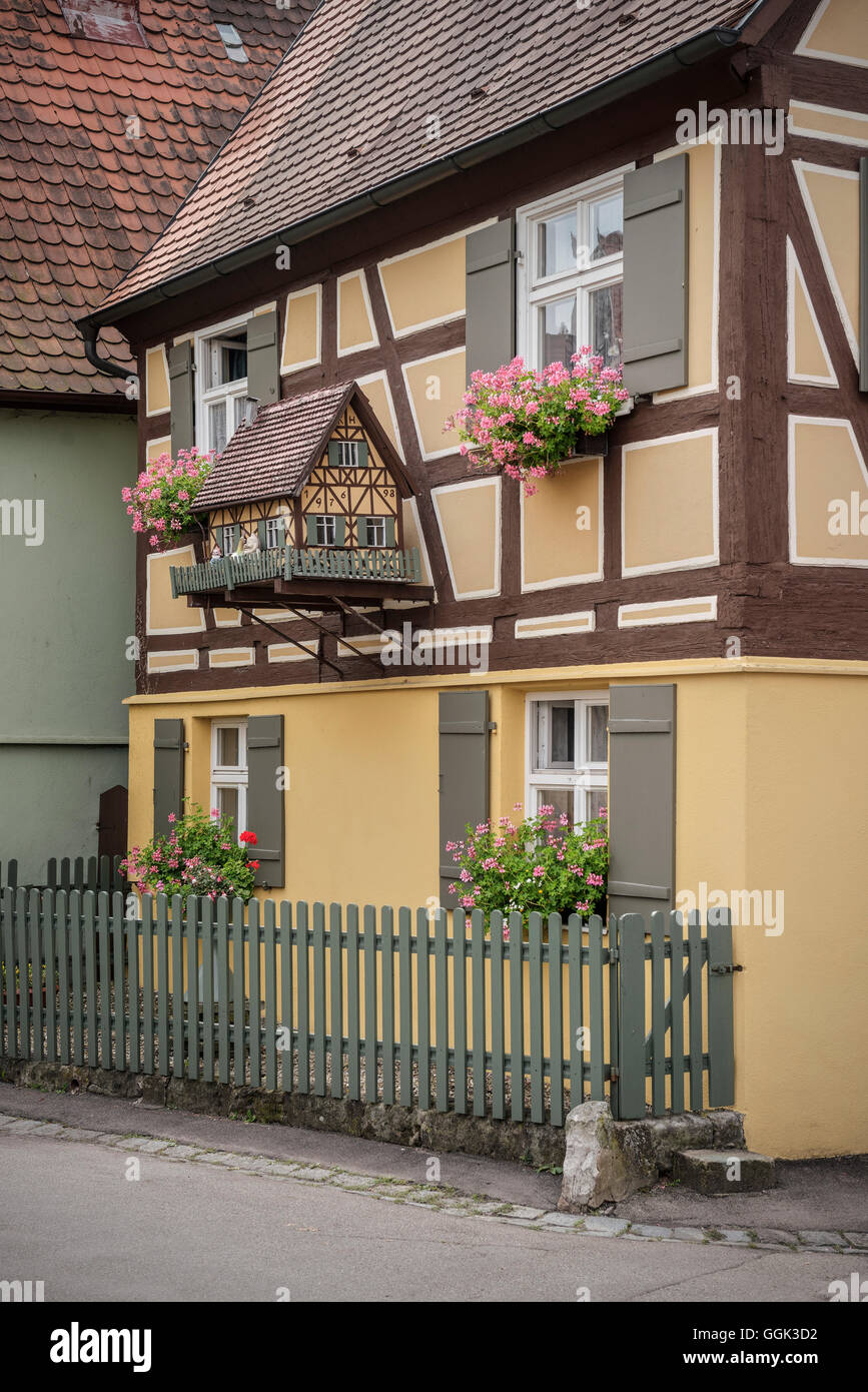 Bien entretenu maison cadre jaune, Dinkelsbuehl, Frankonia, Bavière, Allemagne Banque D'Images