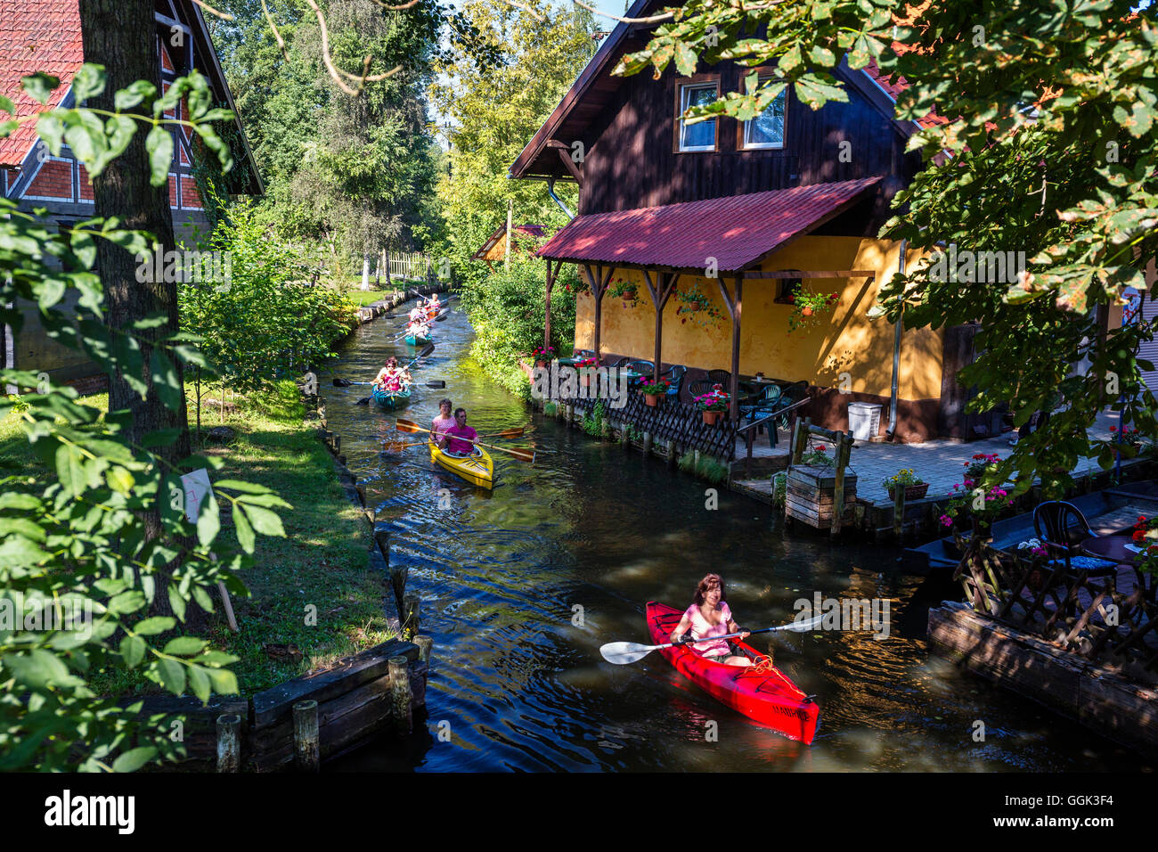 Kajaking sur une rivière de Spreewald, réserve de biosphère de l'UNESCO, Brandebourg, Allemagne, Europe Banque D'Images