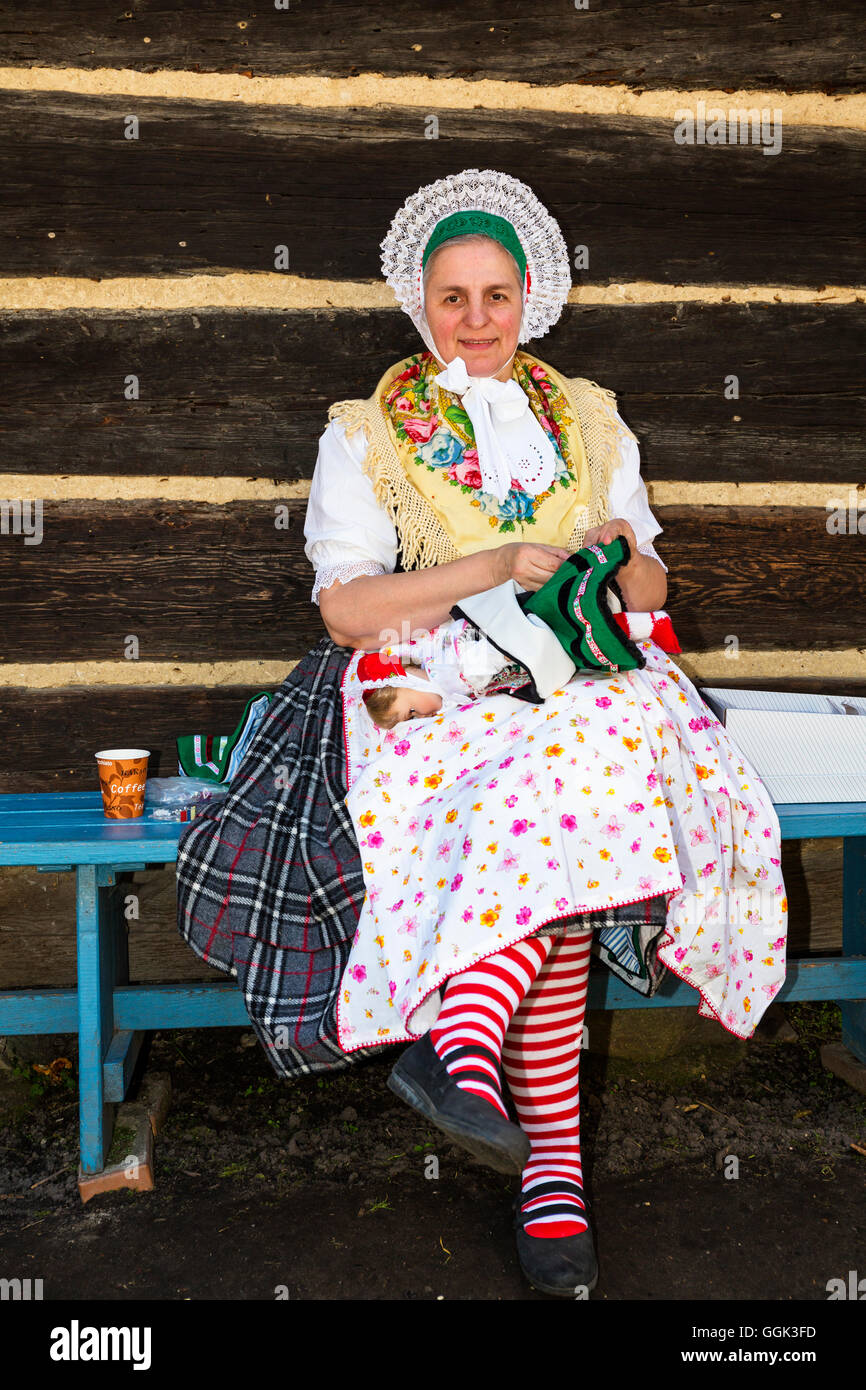 Femme en costume traditionnel, musée en plein air, Spreewald Lehde, réserve de biosphère de l'UNESCO, Lübbenau, Brandebourg, Allemagne, Europ Banque D'Images