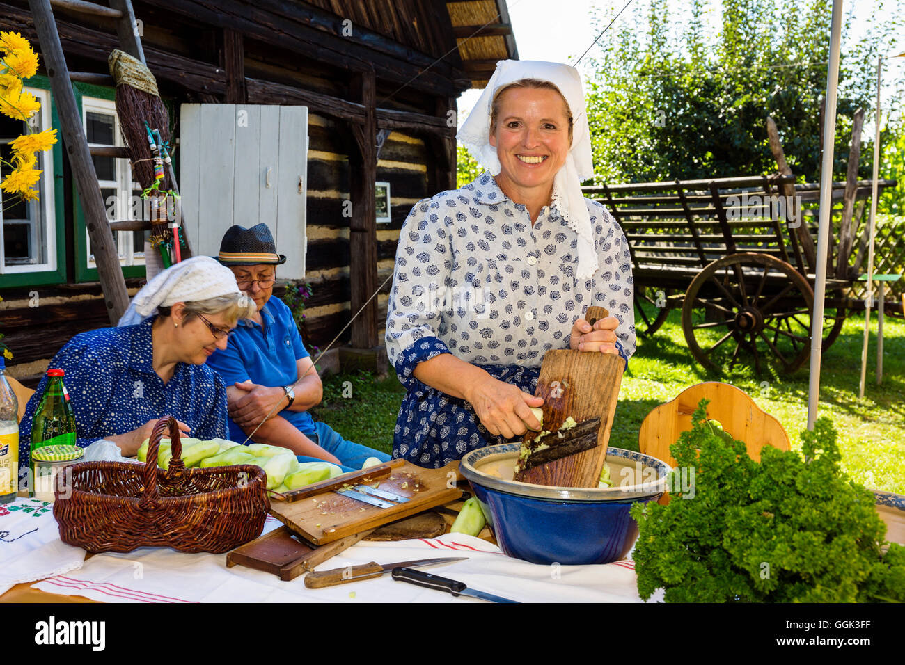 Femme en costume traditionnel, agriculteur de préparer des aliments, Musée en plein air, Spreewald Lehde, réserve de biosphère de l'UNESCO, Lübbenau, Bran Banque D'Images