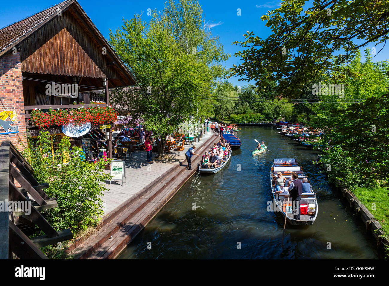 Excursion en bateau sur une rivière de Spreewald, réserve de biosphère de l'UNESCO, Brandebourg, Allemagne, Europe Banque D'Images