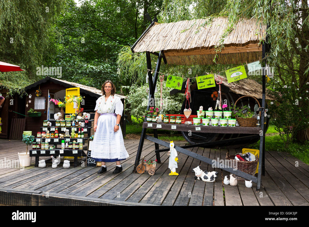 Femme en costume traditionnel, Spreewald, Spree, réserve de biosphère de l'UNESCO, Luebbenau, Brandebourg, Allemagne, Europe Banque D'Images