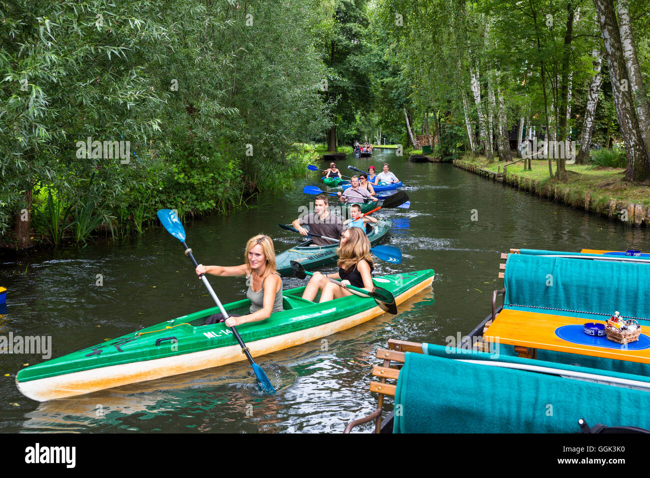 Kajaking sur une rivière de la Spreewald, réserve de biosphère de l'UNESCO, Brandebourg, Allemagne, Europe Banque D'Images Kajaking sur une rivière de la Spreewald, réserve de biosphère de l'UNESCO, Brandebourg, Allemagne, Europe Banque D'Images