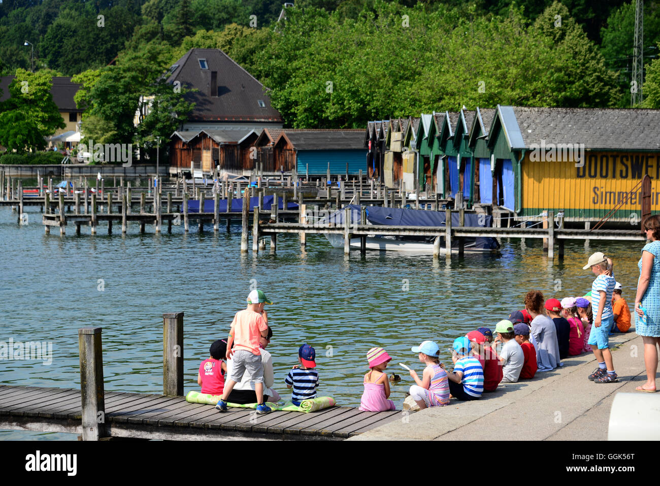 Les enfants de l'école au Lac de Starnberg en Starnberg, Bavière, Allemagne Banque D'Images