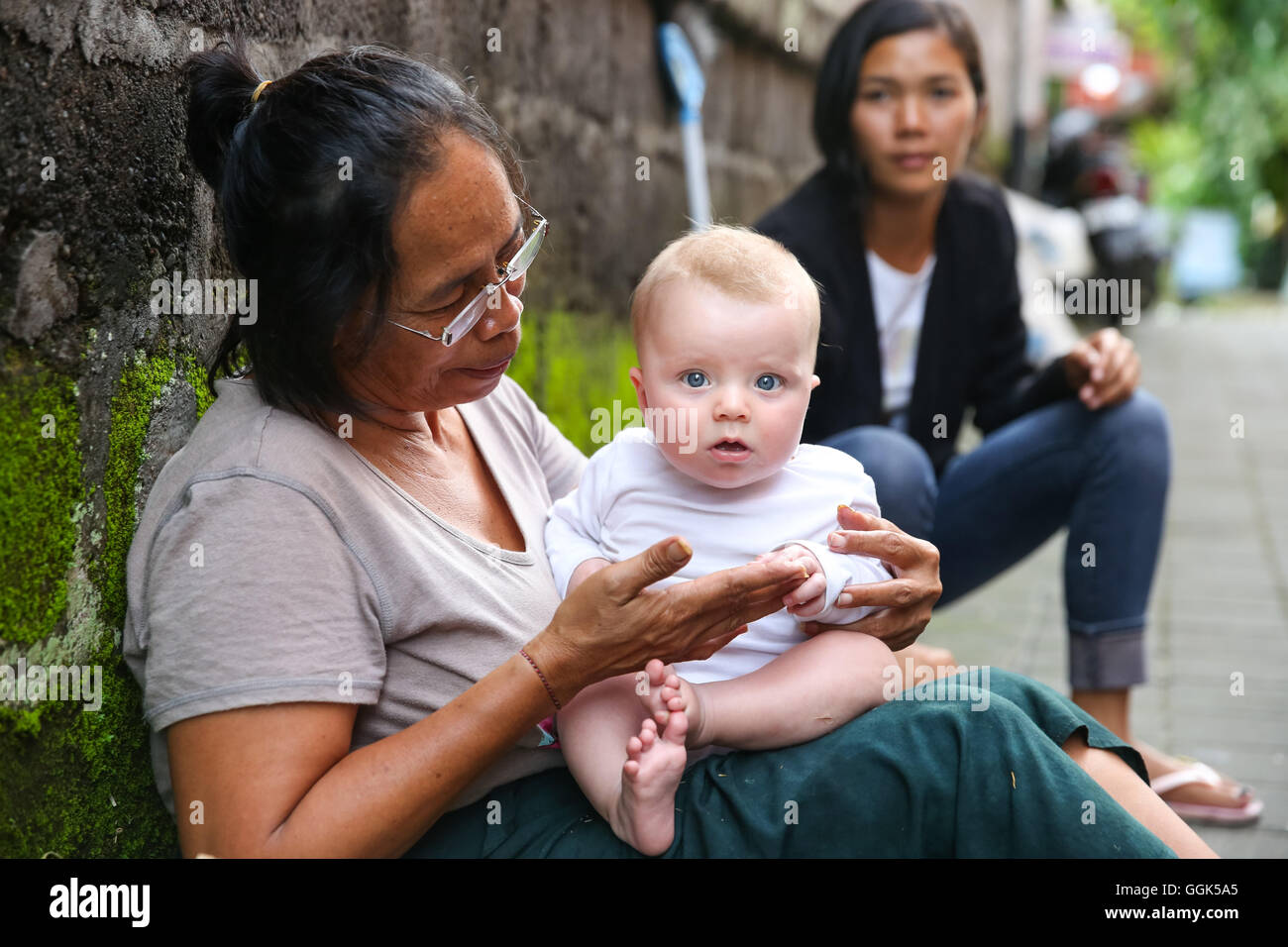Les Femmes De L Ouest Balinais Jouer Avec Bebe Fille 5 Mois Assis Sur Ses Genoux Le Contact Interculturel Les Locaux De Reunion T Photo Stock Alamy Les Femmes De L Ouest Balinais Jouer Avec Bebe Fille 5 Mois Assis Sur Ses Genoux Le Contact Interculturel Les Locaux De Reunion T Photo Stock Alamy