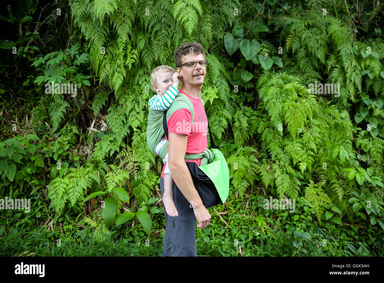 Père randonnées avec son fils, garçon de 3 ans, de la forêt tropicale, la marche, le voyage en famille en Asie, le congé parental, l'allemand, l'Europ Banque D'Images