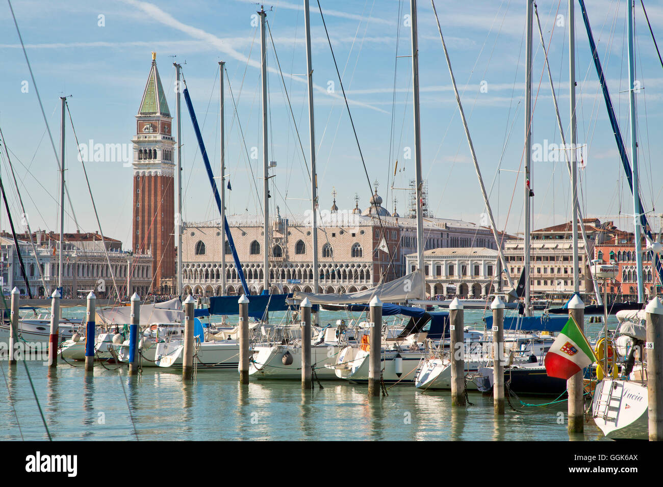 Marina sur Isola di San Giorgo Maggiore island avec vue sur la Tour Campanile Palazzo Ducale du Palais des Doges, Venise, Vénétie, Italie, Banque D'Images