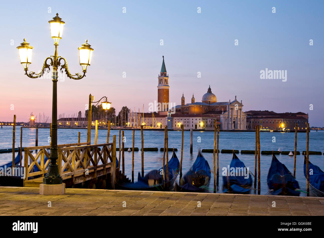 Gondoles le long bassin de San Marco et vue de l'Isola di San Maggiore island avec Chiesa di San Maggiore à l'aube, Venise, Banque D'Images