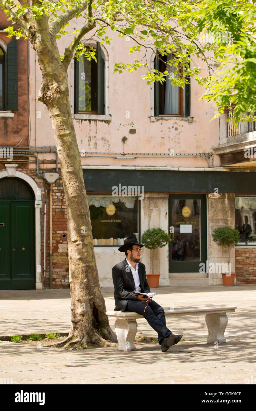 Un Juif, assis sur un banc sous un arbre à Campo del Ghetto Nuovo Ghetto Vecchio, dans Venise, Vénétie, Italie, Europe Banque D'Images