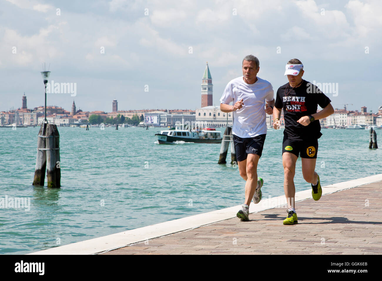 Deux hommes du jogging le long du front de mer près de la Biennale, Venise, Vénétie, Italie, Europe Banque D'Images