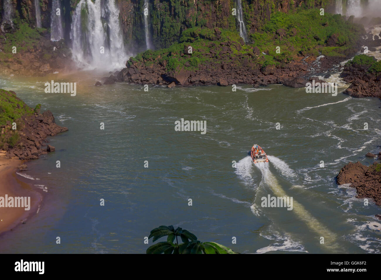 IGUAZU, BRÉSIL - 14 MAI 2016 : un bateau de tourisme la voile sur la rivière Iguazu près du bas de la cascade Banque D'Images