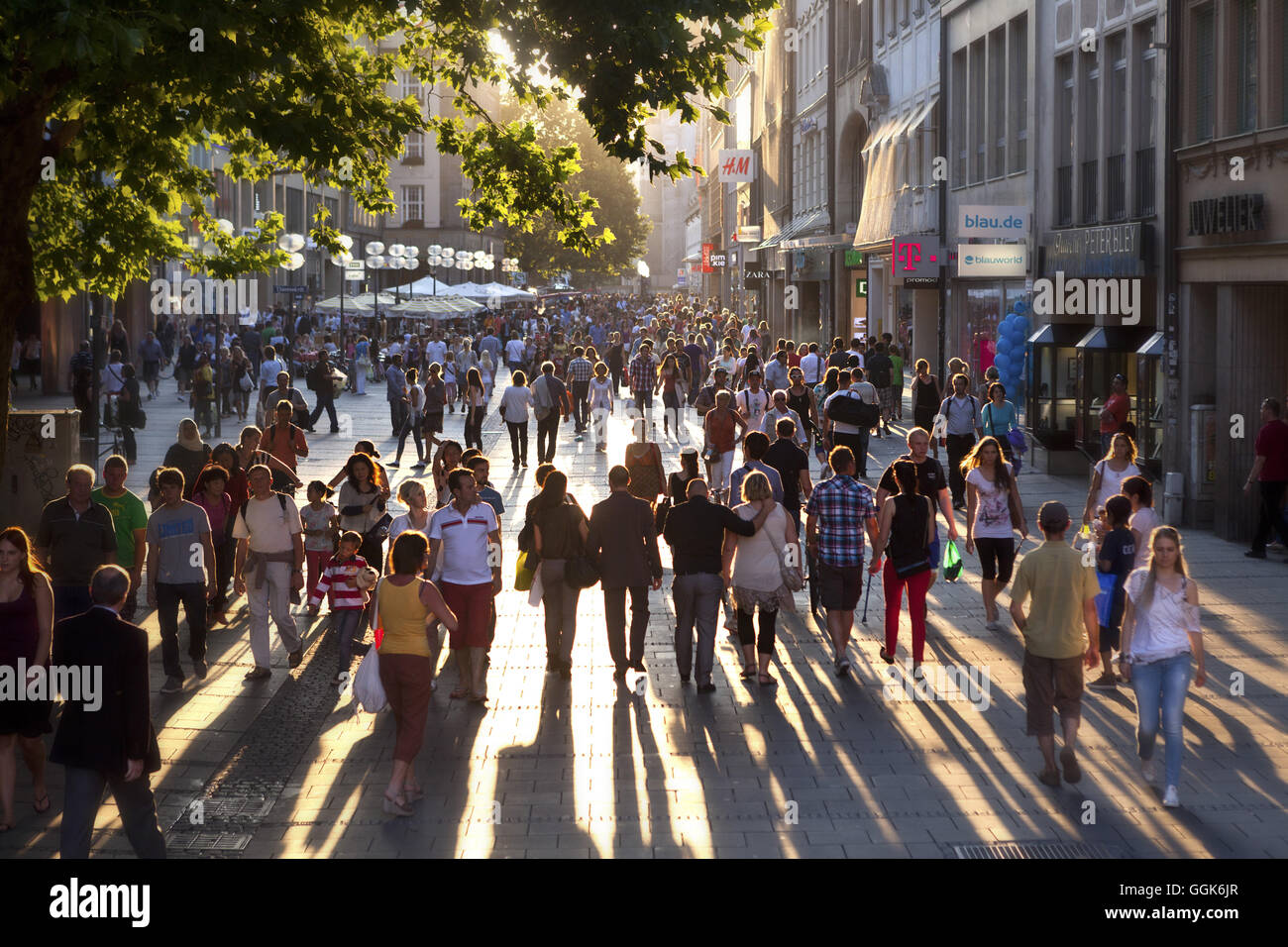 Shopping foule sur Kaufingerstrasse, Munich, Bavaria, Germany, Europe Banque D'Images