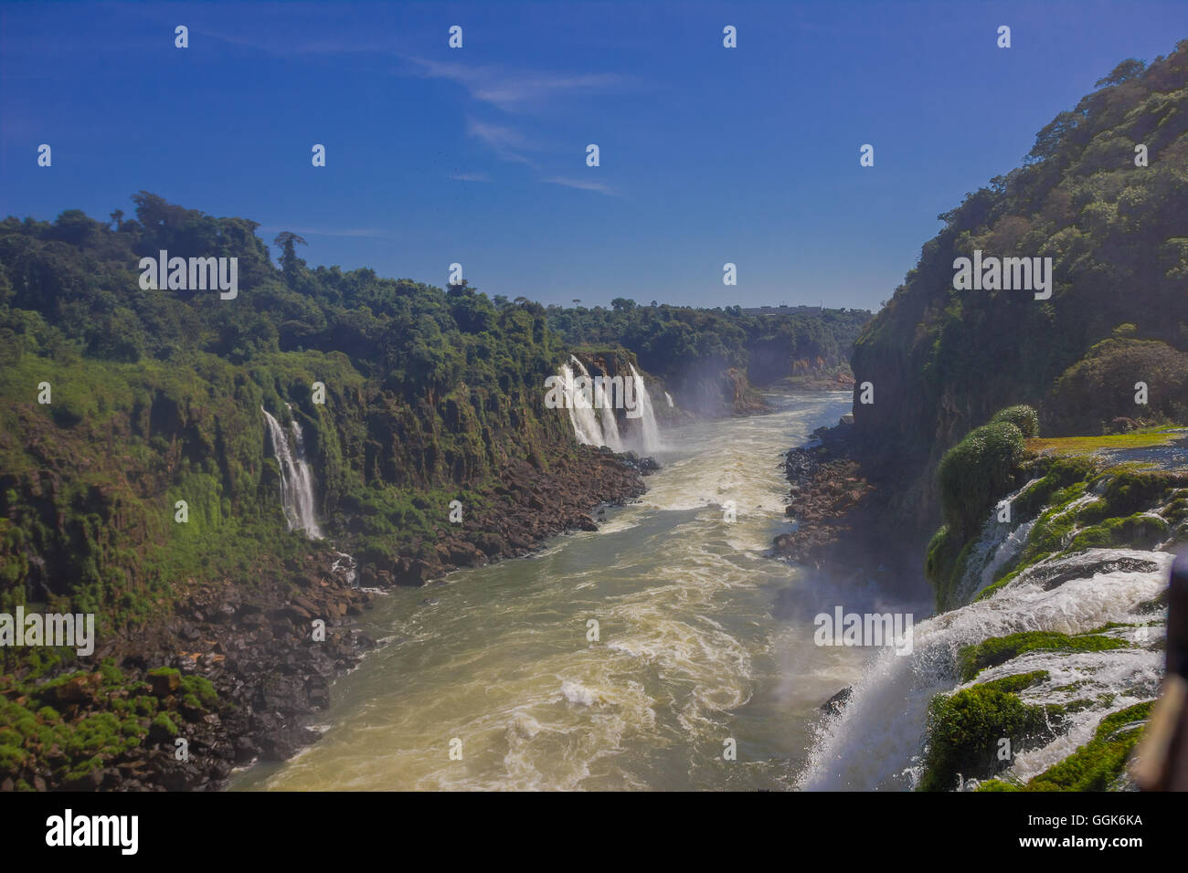 IGUAZU, BRÉSIL - 14 MAI 2016 : belle vue de la rivière Iguazu depuis le haut d'une cascade avec le ciel bleu en arrière-plan Banque D'Images