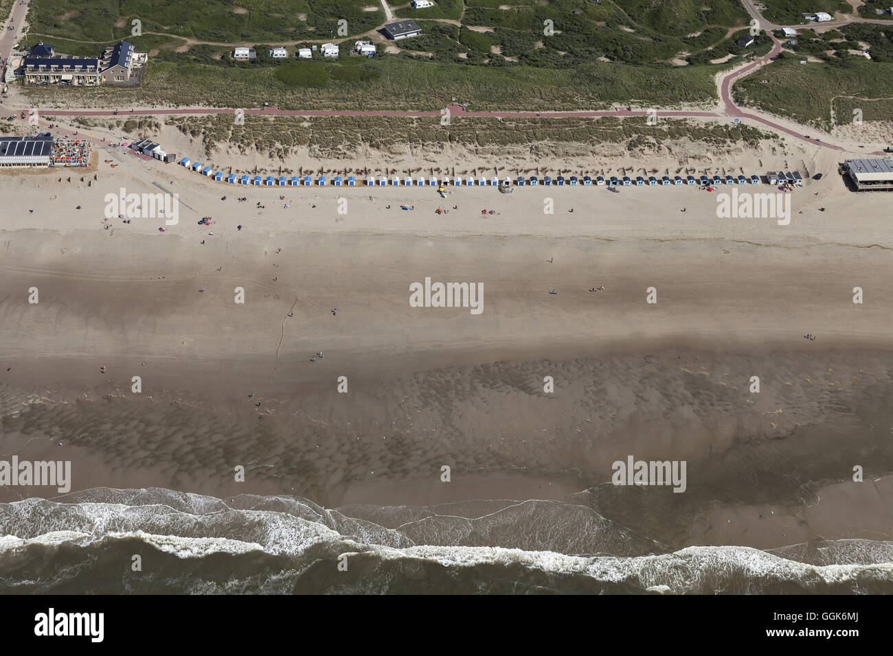 Vue aérienne de cabanes de plage sur la mer du Nord, l'île de Texel, Hollande du Nord, Pays-Bas Banque D'Images