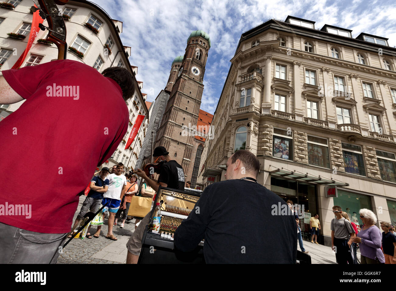 Musiciens sur Kaufingerstrasse Frauenkirche, en arrière-plan, Munich, Bavière, Allemagne Banque D'Images