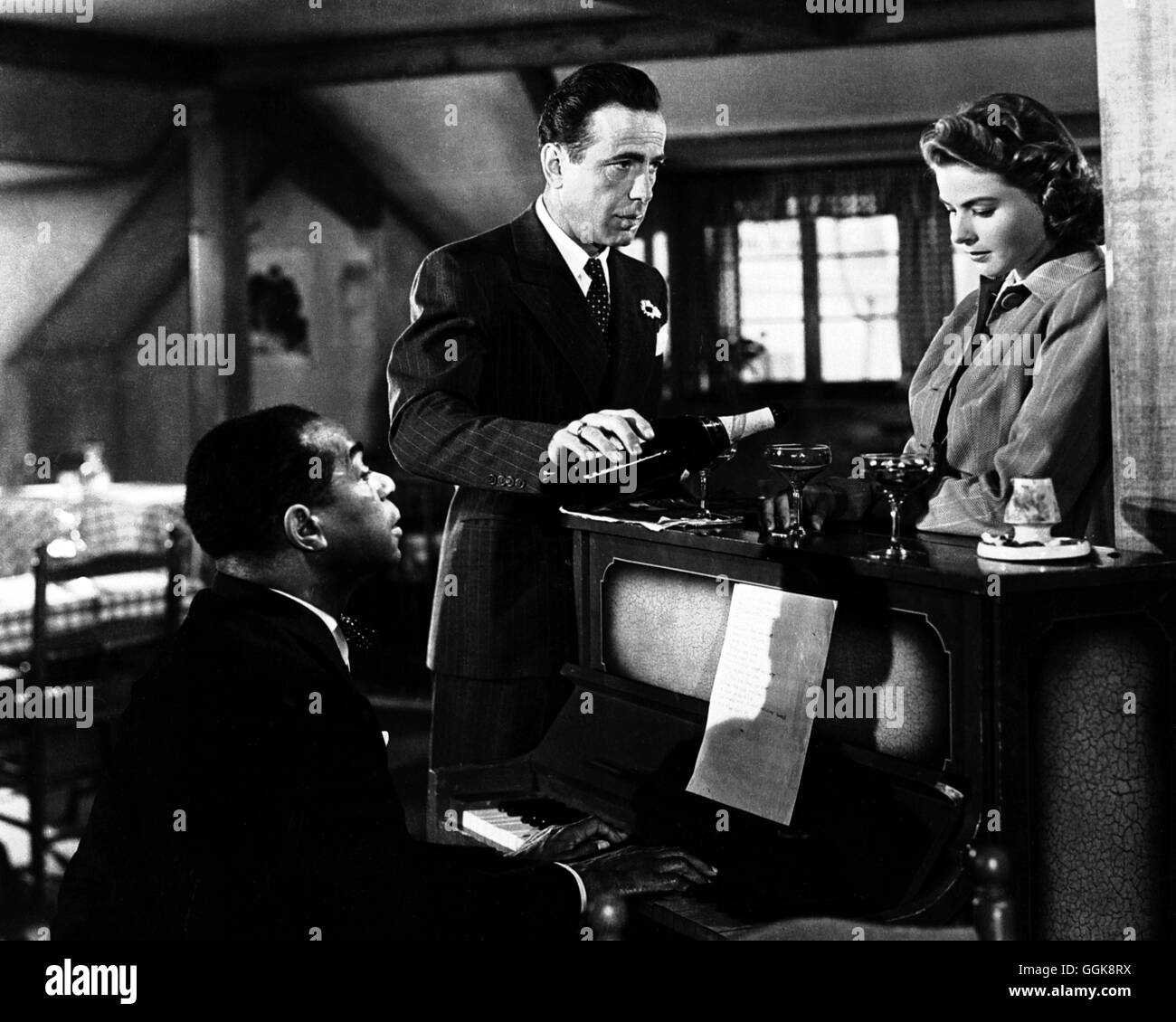 CASABLANCA / Casablanca USA 1942 / Michael Curtiz Voir au Rick's Cafe : DOOLEY WILSON (Sam suis piano), Humphrey Bogart (Rick Blane), Ingrid Bergman (Ilsa Lund) Régie : Michael Curtiz aka. Casablanca Banque D'Images