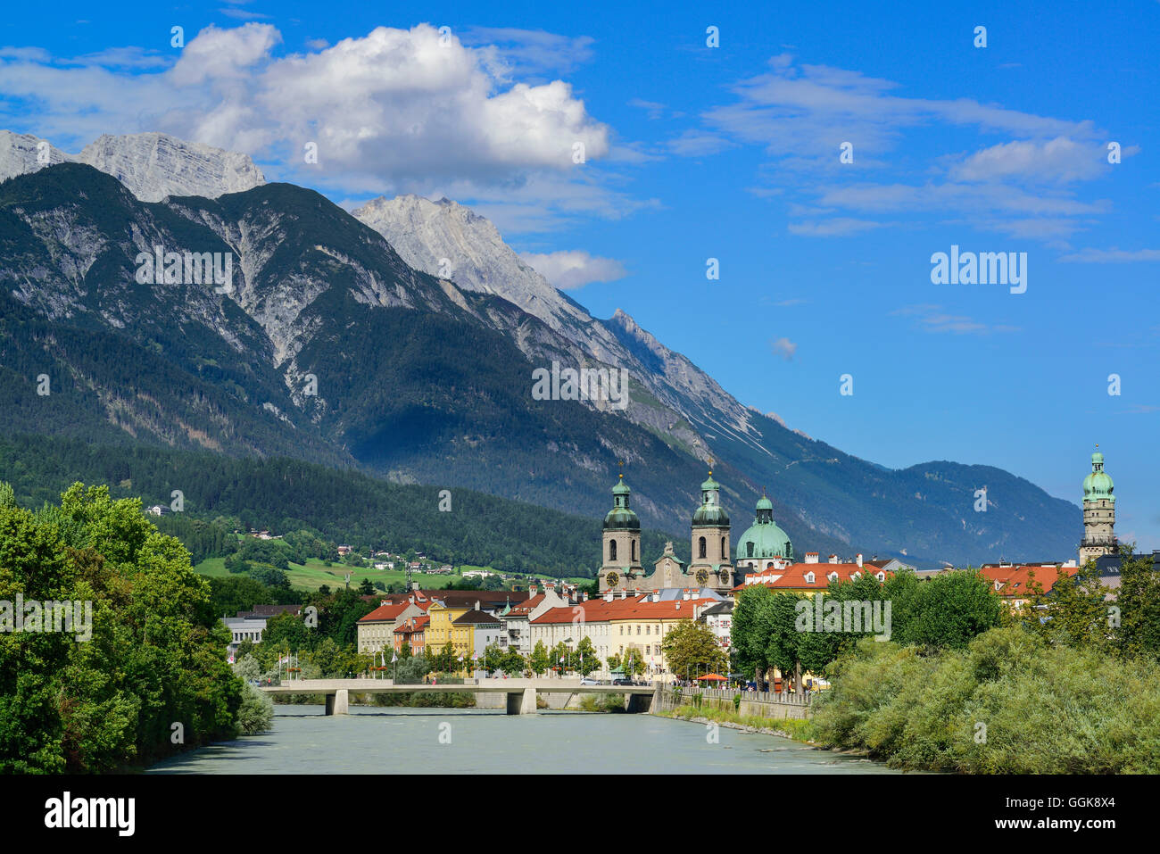 Vue sur la rivière Inn, de cathédrale de St James et tour de la ville, avec le mont Karwendel Bettelwurf en arrière-plan, Innsbruck, Tyrol, une Banque D'Images