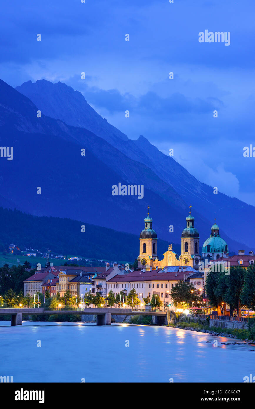 Vue sur la rivière Inn, de cathédrale de St James, dans la soirée, avec le mont Karwendel Bettelwurf en arrière-plan, Innsbruck, Tyrol, une Banque D'Images