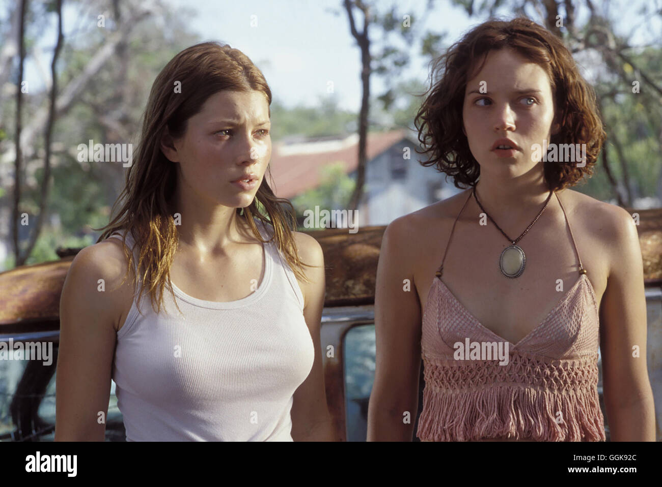 MICHAEL BAY'S Texas Chainsaw Massacre / Michael Bay's Texas Chainsaw Massacre USA 2003 / Marcus Nispel Erin (Jessica Biel) ERICA LEERHSEN und (poivre) Régie : Marcus Nispel aka. Michael Bay's Texas Chainsaw Massacre Banque D'Images