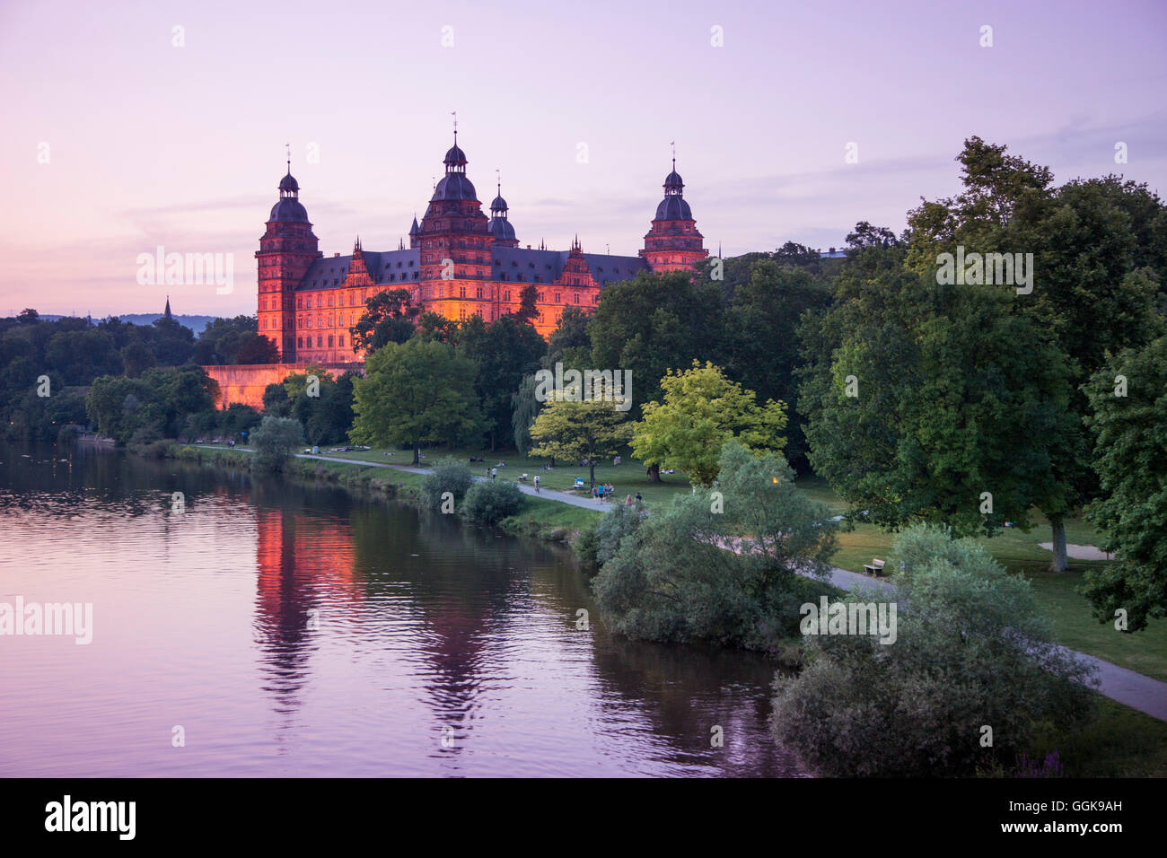 Palais de Johannisburg et parcs le long de la rivière principale, au crépuscule, Aschaffenburg, Franconia, Bavaria, Germany Banque D'Images