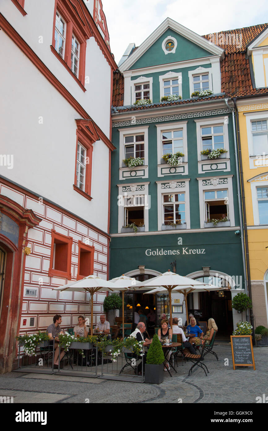 Les gens assis à l'extérieur Restaurant Goldenes Kreuz, guanaco, Franconia, Bavaria, Germany Banque D'Images