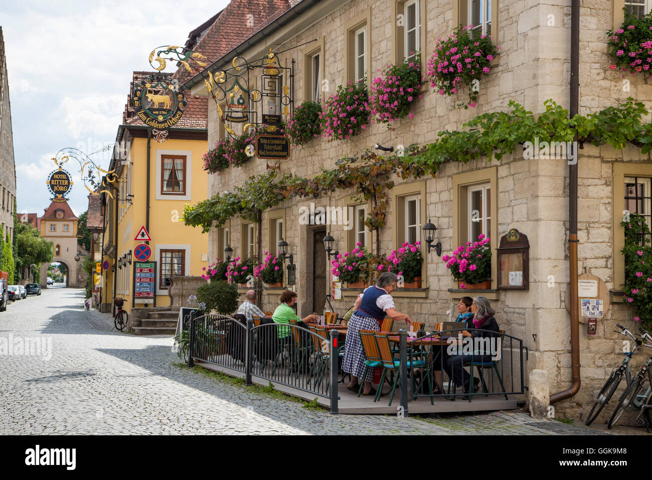 Les gens assis à l'extérieur Gasthaus Zum Goldenen Ochsen restaurant dans la vieille ville, Erding, près de Ochsenfurt, Franconia, Bavari Banque D'Images