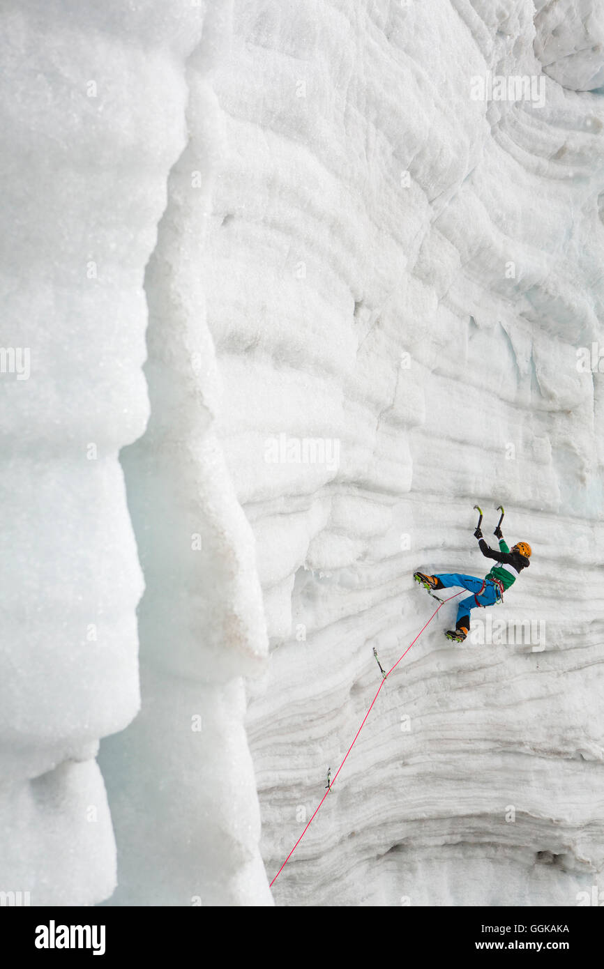 Grimpeur sur glace Markus Bendler sur cascade de glace, glacier de Hintertux, Hintertux, Tyrol, Autriche Banque D'Images