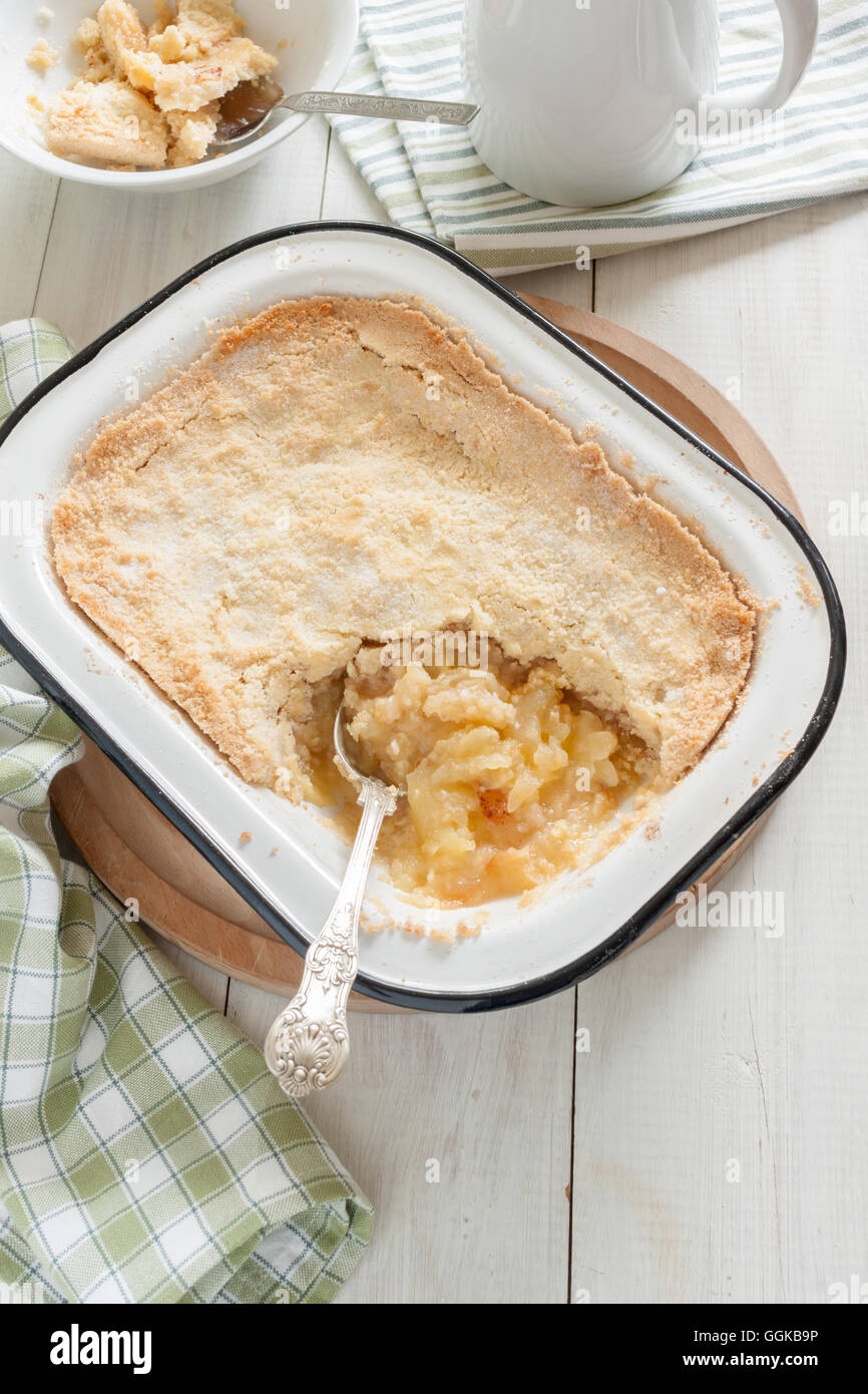 Crumble aux pommes fait maison ou apple cobbler fruits compotés avec une garniture croquante Banque D'Images