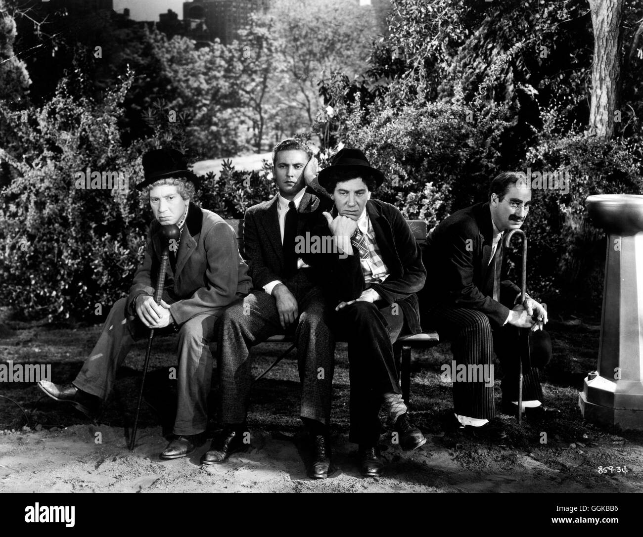 DIE MARX BROTHERS IN DER OPER / A Night at the Opera USA 1935 / Sam Wood Voir mit HARPO, Allan Jones (Ricardo Baroni), Chico et GROUCHO. Regie : Sam Wood aka. A Night at the Opera Banque D'Images