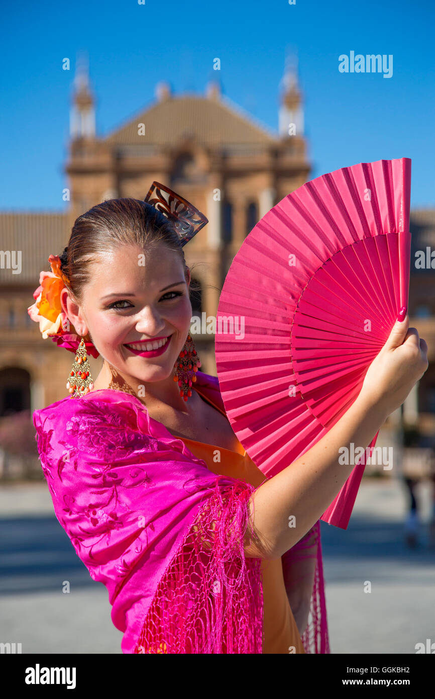 Jeune femme de Fuego Flamenco dance group sur la Plaza de Espana (MR), Séville, Andalousie, Espagne Banque D'Images