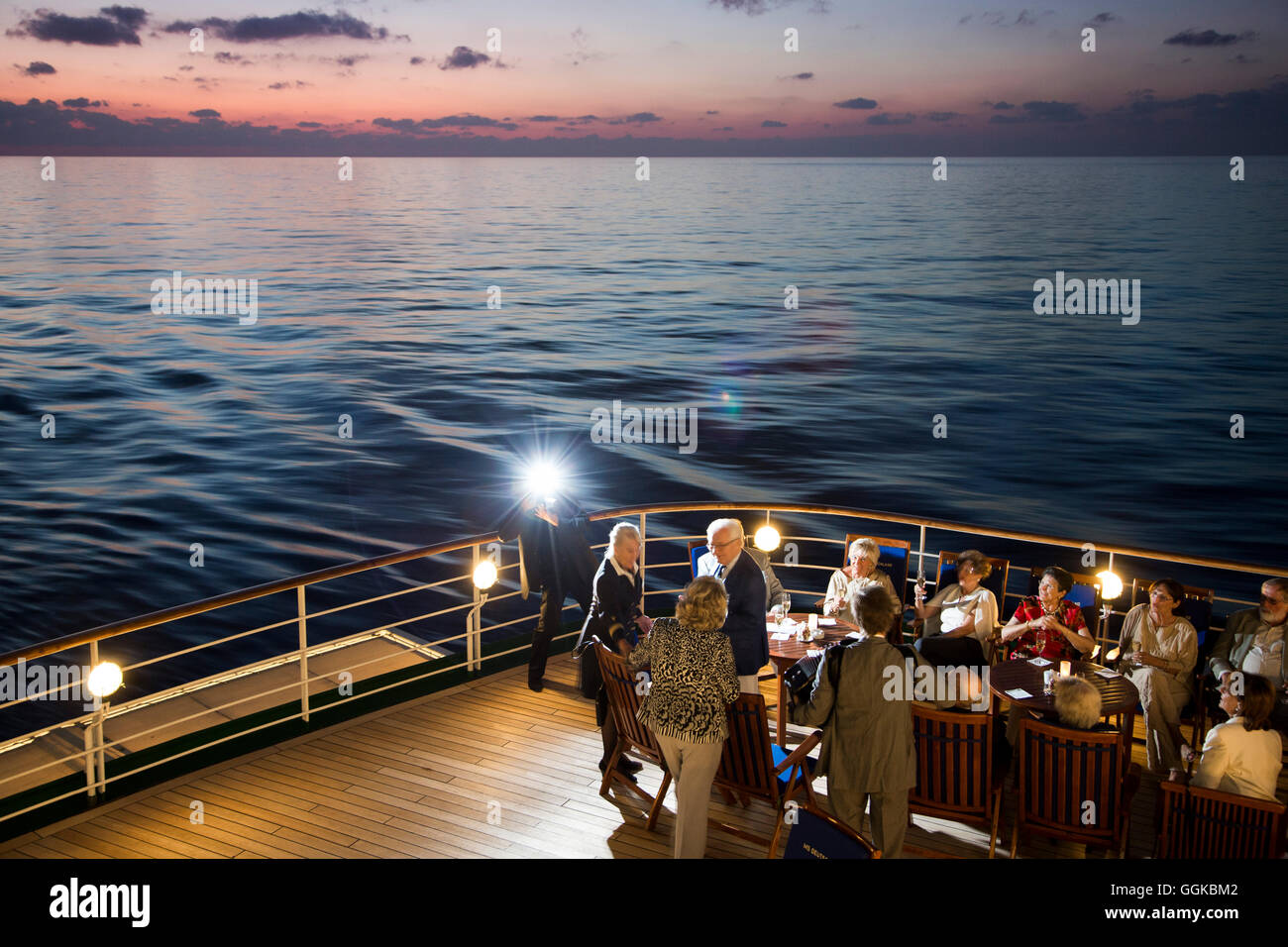 Flash du photographe anniversaire éclairante sur le pont du bateau de croisière MS Deutschland (Peter Deilmann Reederei), Med Banque D'Images