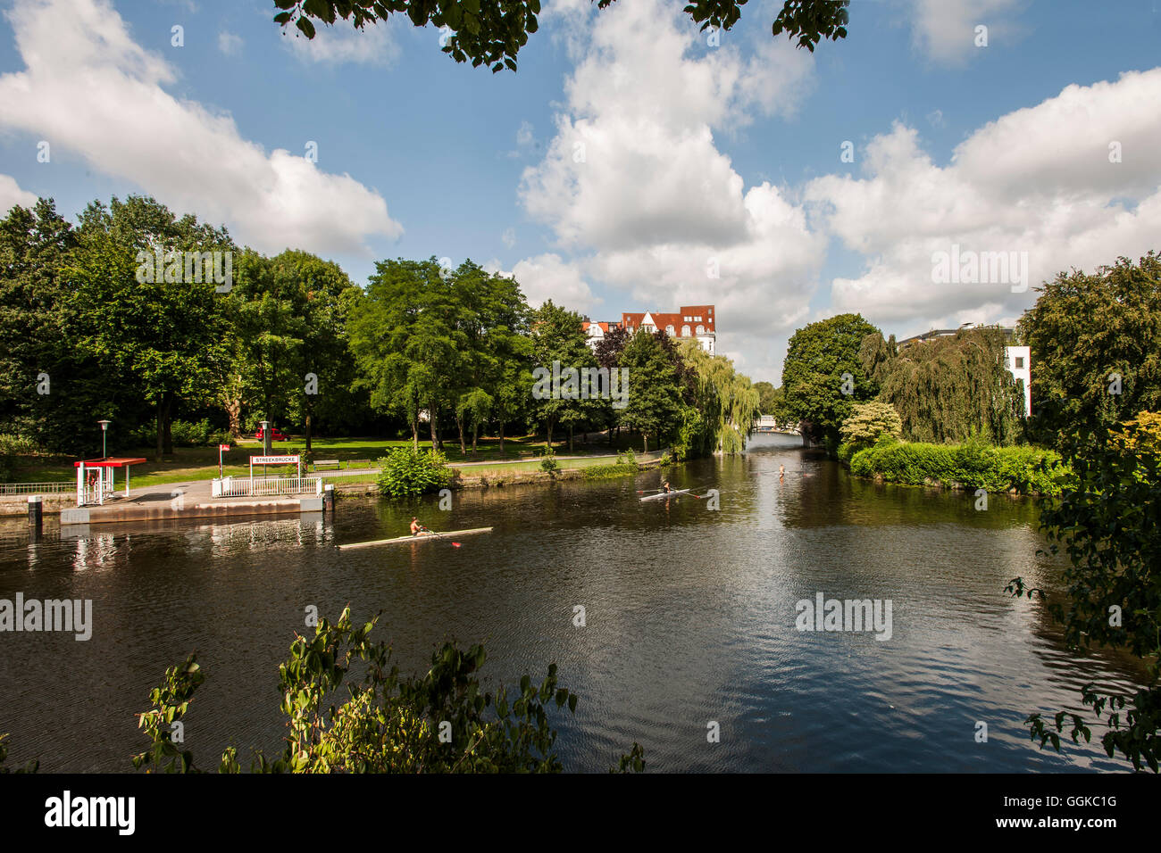 Les rameurs sur l'Alster, Hamburg, Allemagne Banque D'Images