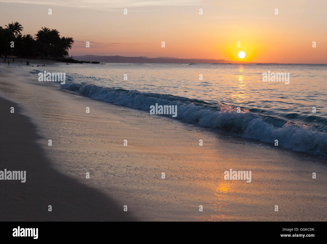 Coucher du soleil sur la plage à Pagudpud Saud, Ilocos Norte sur l'île principale de Luzon, Philippines, Asie Banque D'Images