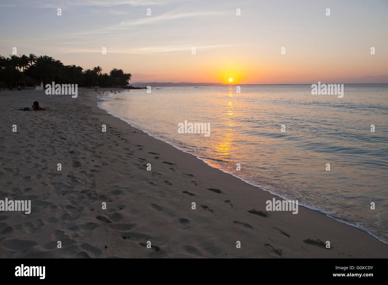 Coucher du soleil sur la plage à Pagudpud Saud, Ilocos Norte sur l'île principale de Luzon, Philippines, Asie Banque D'Images