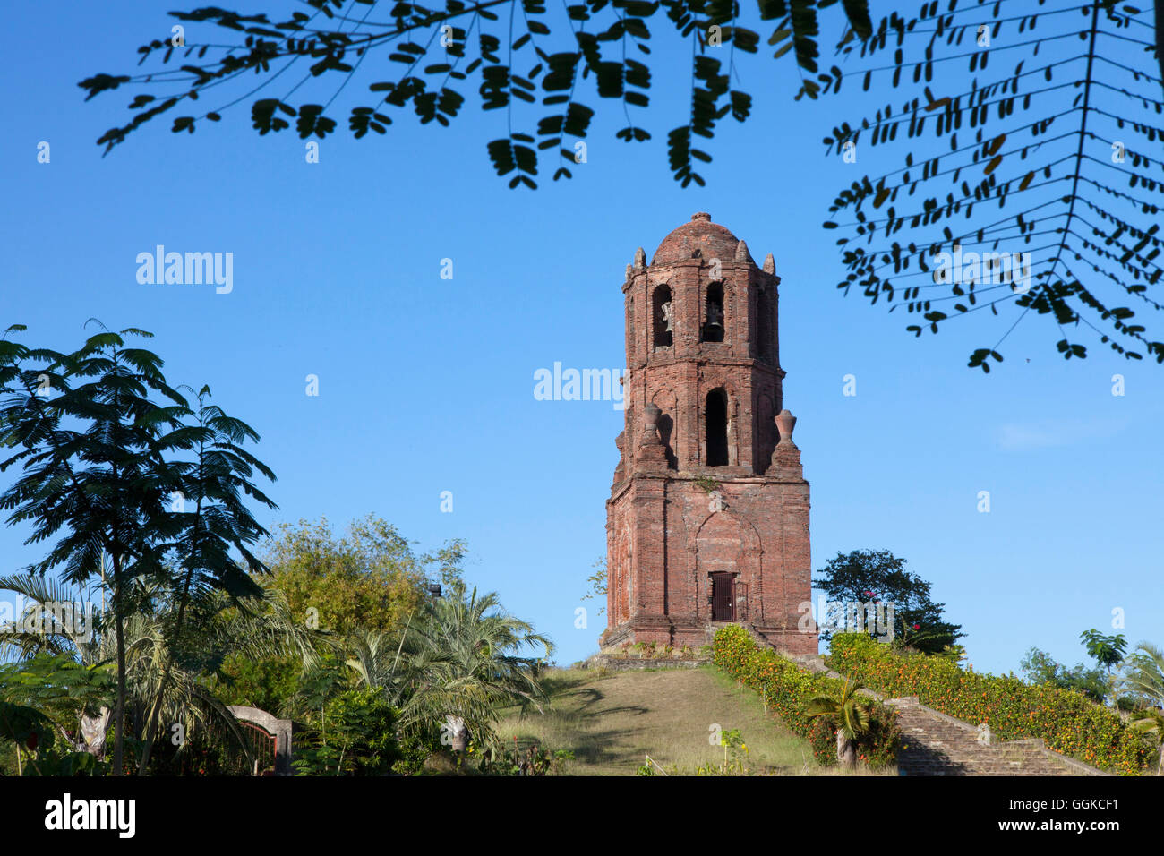 Bantay Clocher de l'Église près de la ville historique de Vigan, UNESCO World Heritage Site, Ilocos Sur province, sur l'île principale Banque D'Images