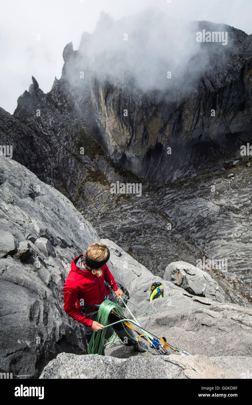 Christian et Nina Schlesener l'ascension de la dernière 3 hauteur de la nouvelle voie sur le Victoria Peak, le Mont Kinabalu, Bornéo, Mala Banque D'Images