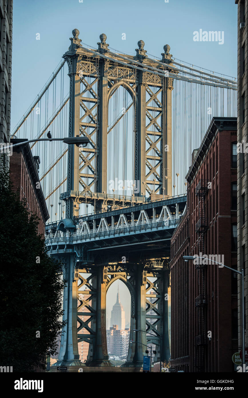 Pont de Manhattan et l'Empire State Building, Dumbo, Brooklyn, New York, USA Banque D'Images