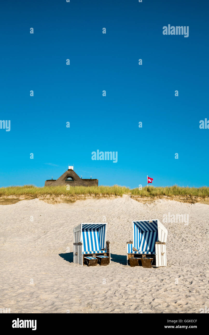 Chaises de plage et maison au toit de chaume, Kampen, l'île de Sylt, au nord de l'archipel Frison, Schleswig-Holstein, Allemagne Banque D'Images