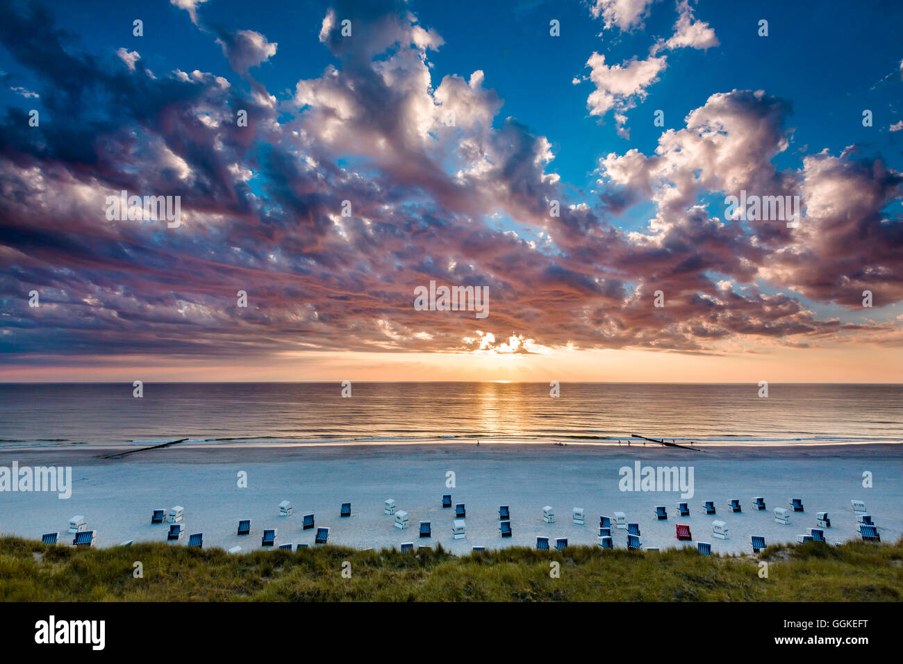Coucher de soleil sur la mer, Wenningstedt, l'île de Sylt, au nord de l'archipel Frison, Schleswig-Holstein, Allemagne Banque D'Images