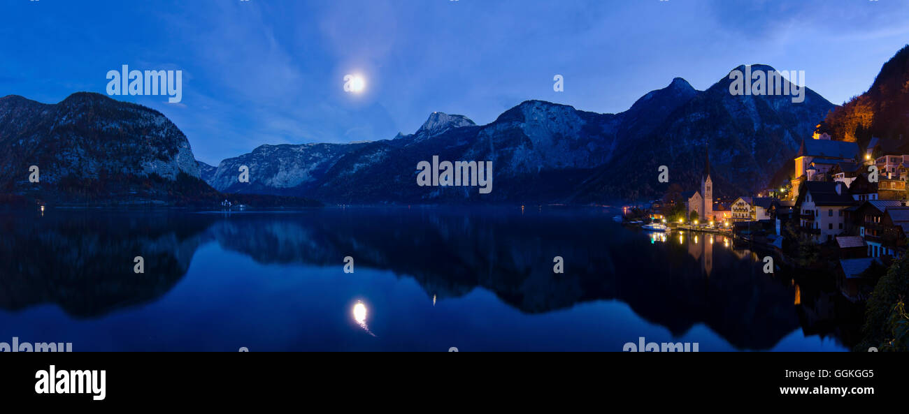 Hallstatt : Centre sur le lac de Hallstatt, en face de la pleine lune, les montagnes de Dachstein, Autriche, Niederösterreich, Autriche supérieure, Sal Banque D'Images
