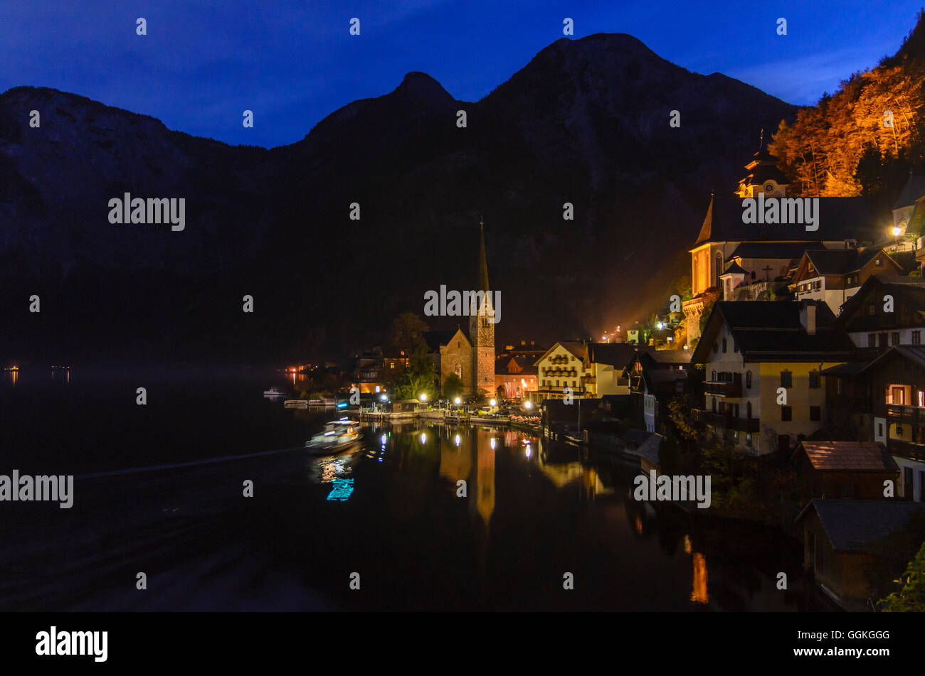 Hallstatt : Centre sur le lac de Hallstatt avec ferry, en face de la montagne Dachstein, Autriche, Niederösterreich, Autriche supérieure, Sal Banque D'Images