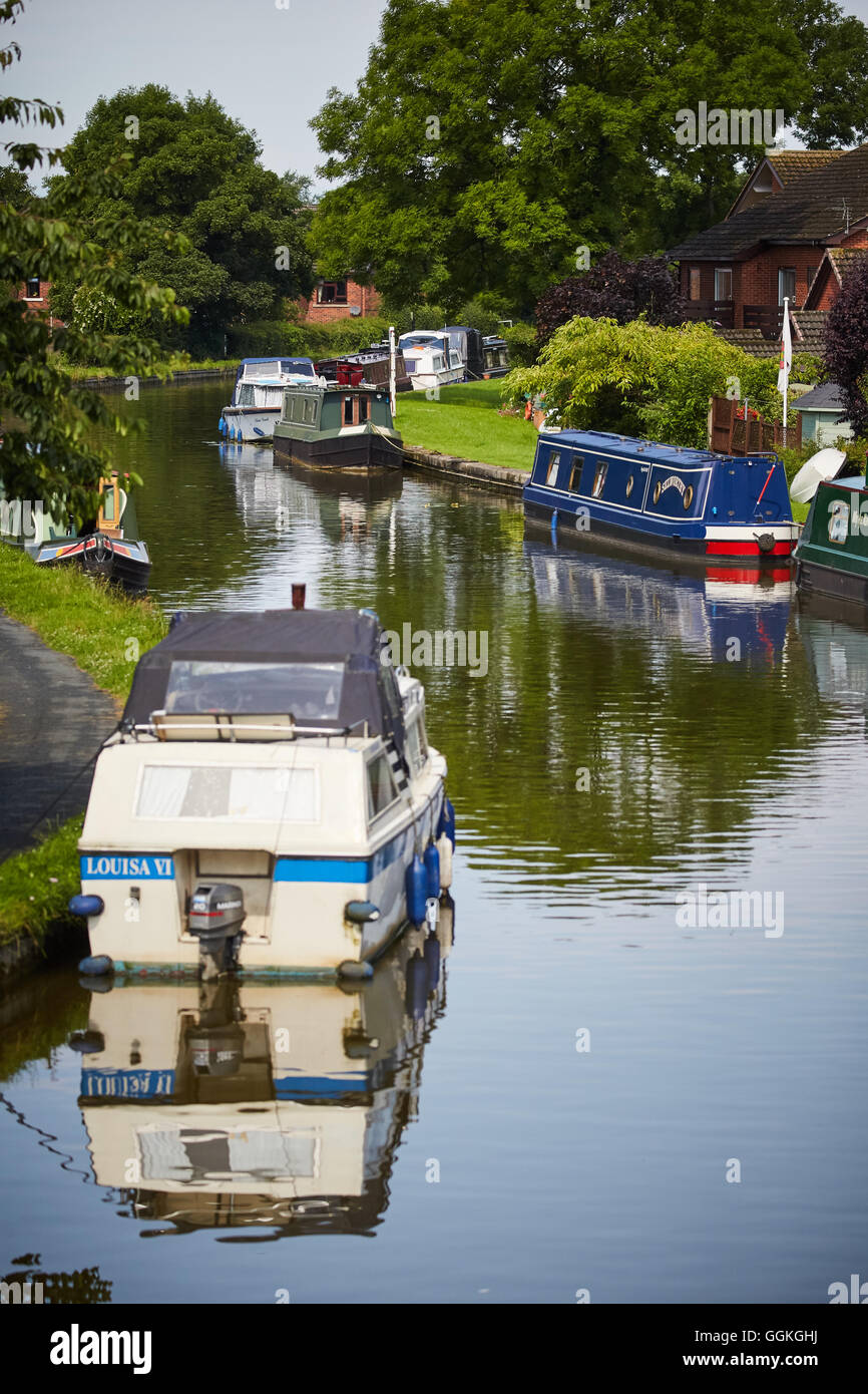 GARSTANG Lancashire MARINA MOORINGS canal CANAL LANCASTER British Waterways banques mored bateaux près de soleil lumineux météo cop Banque D'Images