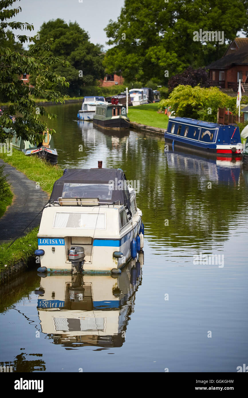 GARSTANG Lancashire MARINA MOORINGS canal CANAL LANCASTER British Waterways banques mored bateaux près de soleil lumineux météo cop Banque D'Images