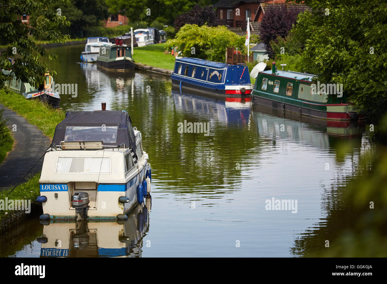 GARSTANG Lancashire MARINA MOORINGS canal CANAL LANCASTER British Waterways banques mored bateaux près de soleil lumineux météo cop Banque D'Images