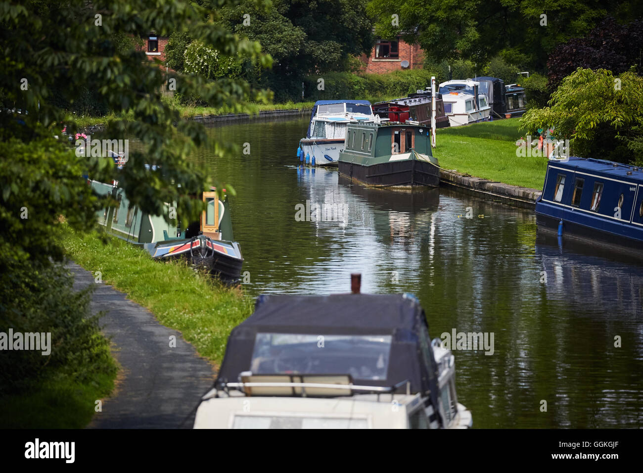 GARSTANG Lancashire MARINA MOORINGS canal CANAL LANCASTER British Waterways banques mored bateaux près de soleil lumineux météo cop Banque D'Images