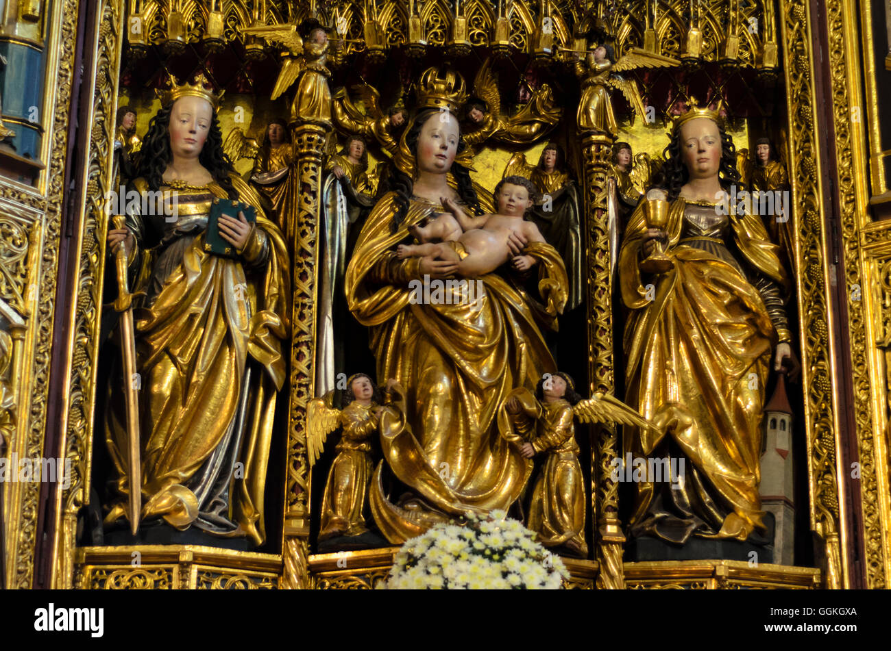 Hallstatt : Autel de mineur ( Marienaltar ) dans l'église catholique , partie centrale : La Madone et l'enfant , flanquée par Katharina (à gauche) Banque D'Images