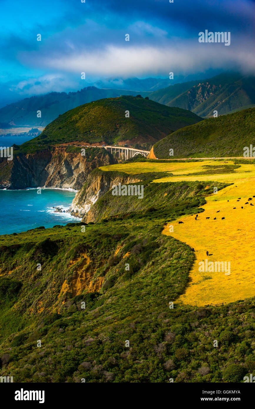 Côte de Big Sur à l'Bixby Creek Bridge, le comté de Monterey, Californie, États-Unis. Banque D'Images