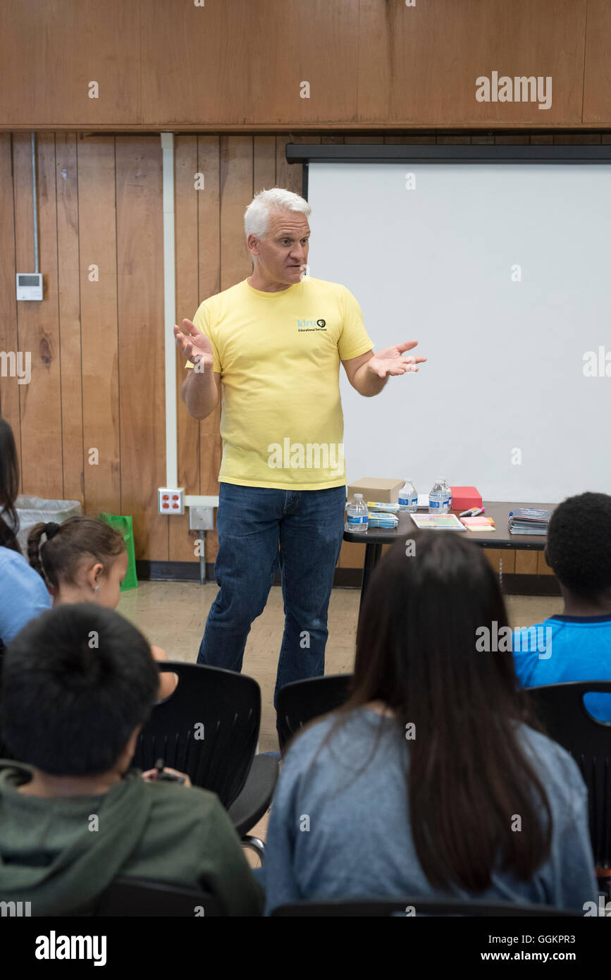 L'instructeur enseigne aux parents des conseils sur la façon d'aider leurs enfants à réussir à l'école à l'atelier pour les personnes apprenant l'anglais Banque D'Images