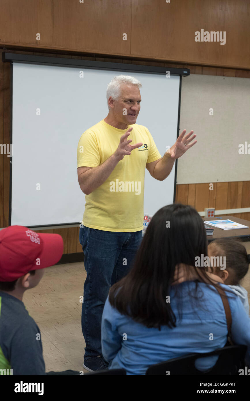 L'instructeur enseigne aux parents des conseils sur la façon d'aider leurs enfants à réussir à l'école à l'atelier pour les personnes apprenant l'anglais Banque D'Images